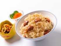 長岡で赤飯と言ったらコレ！お祝いの席でも出される郷土の味で、金時豆が入った醤油味が特徴です。