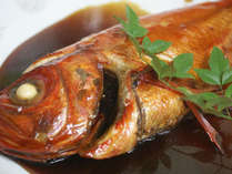 ・見るからにいい照り具合が食欲をそそる、ふっくらした身の金目鯛の煮つけもぜひご賞味ください