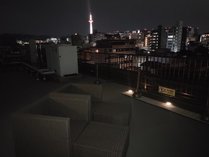 旅館あづまや屋の景色です。屋上でお寛ぎ頂けるように、ソファ等をご用意しております。京都タワー方面