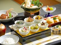 【朝食】おばんざいは6品でおから、茄子揚げ煮、焚物など。