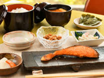 【選べる朝食：和食】茨城といえば名物の納豆！朝からほっこりする優しい味のおかずもたっぷりと。