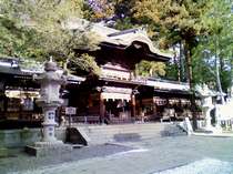 諏訪大社・秋宮の幣拝殿。四方には御柱祭で使われた神柱が建っています。
