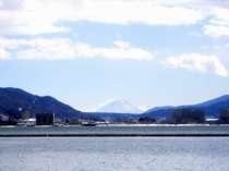 天気の良い日は下諏訪-岡谷の諏訪湖端から富士山を見ることが出来ます。（肉眼ではクッキリと見えてます）