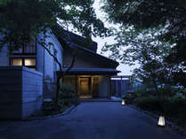 外観（夕暮れ）／山乃尾別邸 緑草は、金沢の市街地を一望する閑静な高台に佇む「和のオーベルジュ」です。