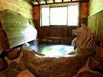【風呂】巨石をくり抜いて作られた家族風呂！　貸し切りでのんびり…♪