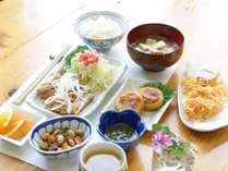 【朝食一例】地元の野菜をふんだんに使用した和朝食をご用意♪