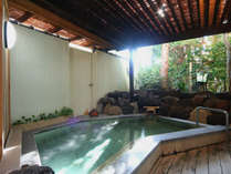 《温泉》開放的な空間の露天風呂