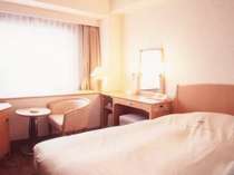 【セミダブルルーム】ベッド幅1300mm×2050mm　※ホテルオリジナルアメニティをご用意しております。
