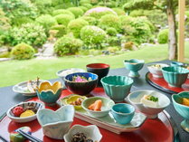 【朝食】庭園を眺めながら爽やかな朝食をお召し上がりください。