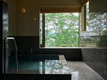 【別邸さくら／洋室一例】客室付半露天風呂。24時間お好きな時にかけ流しの温泉をお楽しみください。