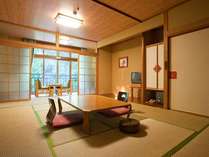 ※北湯沢の自然が窓に広がる和室は12畳、ゆったりとお寛ぎいただけます。