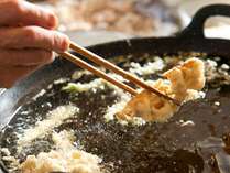 その場でカラッと揚げる天ぷらはホロホロ山荘の名物です