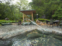 緑に囲まれた露天風呂。四季折々の景色を楽しみながら湯あみをどうぞ♪