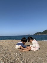 徒歩５分で日本海佐津海岸。お子様たちもおおはしゃぎ～大人たちはゆっくり波の音でも聞きながら♪