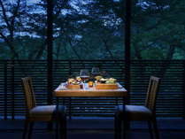 【森の音ダイニング】山形県産くるみの木を使用したテーブルに、樹齢約50年の桜の木をご覧いただけます