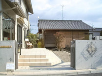 ・白い建物がカフェ、平屋の建物がお泊まりいただく場所です