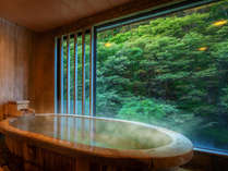 ■<渓谷側>【展望風呂付客室】■客室一例。自家源泉掛け流しの贅沢な客室風呂。