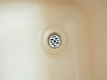 オーバーフロウ防止のため、バスタブ排水口に丸目皿を置いており、排水スピードが遅くなっております。