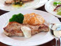 夕食(A)お肉。ロースソテー（マスタードソース）＆ブロッコリー・レンコンチップス