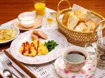 清々しい朝を感じるご朝食。自家製のカスピ海ヨーグルトはおすすめの一品。