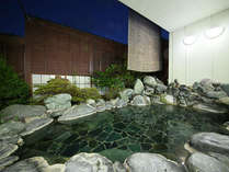 石造り大浴場に併設された岩造り露天風呂です。