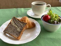 100円朝食♪日替わりパン、サラダ、コーヒーをフロントにてお渡しいたします。（お渡し時間7:00-9:00）