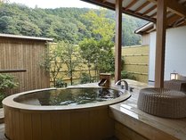 緑豊かな里山を愛でながらプライベートな温泉浴をお楽しみ下さい。