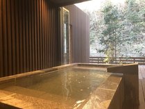 半露天風呂付客室「山彦」。大きな湯船で足を伸ばしてごゆっくり温泉をお楽しみください。