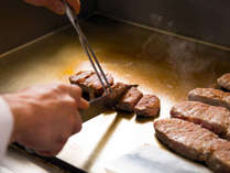 【フュージョンレストラン　エクラ】　お肉はオープンキッチンで焼きあげます。香りも美味しさのスパイス♪