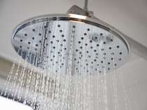 大きなシャワーヘッドから降り注ぐ水流で、優しい雨の滴を浴びている様なリラクゼーション効果が体感できる