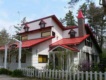 赤い屋根・風見鶏が目印のかわいい別荘です。
