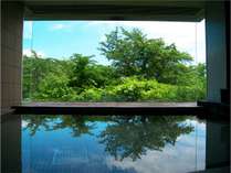 【大浴場】開放的な窓のある大浴場からは伊豆の山並みを見ることができます。