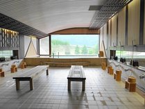 標高1261ｍの禿岳（カムロダケ）を一望する大浴場。露天のような大きな窓から雄大な眺めを