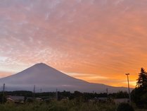 朝日が昇る前の富士山（大広間から）