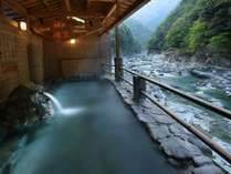 ■露天風呂　KIYORA　NO　YU_渓谷の湯■とうとうと湧き出る源泉は人肌のぬる湯