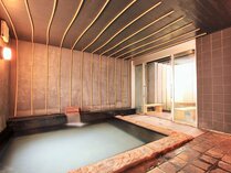 三朝温泉は世界屈指のラジウム泉質で、心身の疲労回復に効果があるといわれています。
