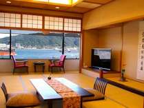 八嶋（和室）20帖お部屋の窓から船の往来対岸北九州の夜景など臨場感溢れる景色をご覧になれます。