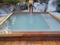 男性露天風呂。江戸時代から草津と並ぶ良質の岳温泉の湯をそのまま源泉100％で露天風呂へ