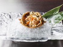 【ご夕食一例】「トゲクリガニ」甘く繊細な身の味わいと濃厚な味わいの蟹味噌、また“内子”はまさに絶品。