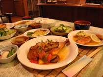 大人気の夕食。洋食のコース料理ですが、ごはんはおひつ、お茶碗とお箸でお食べ下さい。