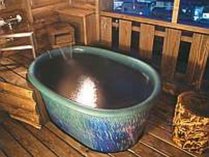 「ボスコ」の客室露天オーシャンブルーの陶器風呂。
