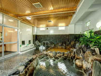 *【大浴場】2つ並んだ湯船のうち透明のお湯は、柿田川水系の富士山の湧き水を利用。