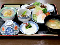 *【朝食一例】川魚の甘露煮・卵料理等、シンプルな和朝食をご用意。