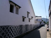 【菊屋横町】御用商人・菊屋家のなまこ壁が美しく、日本の道百選にも選定。