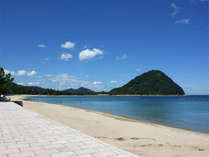 【菊ヶ浜】人気の海水浴場へは北門屋敷から徒歩５分。水着やビーチサンダルでおでかけできます。