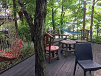 【喫茶・談話室】木立に囲まれた喫茶テラスにはハンモックなども置いてあります