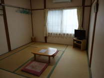 304号室　和室６畳　　　1～２名様用　冬季間はじゅうたん敷きになります。