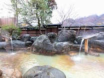 【杣人の湯】(きこりのゆ)　大露天風呂　老舗温泉宿から受け継がれた露天風呂をお楽しみください