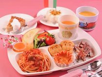 夕食の幼児食の一例★パスタも半分の長さに切ってあり、お子様も食べやすい。スープ、ライス、デザート有