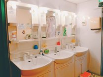 ペンション本館２階の廊下に有る洗面所。子供用のコップや踏み台も有ります